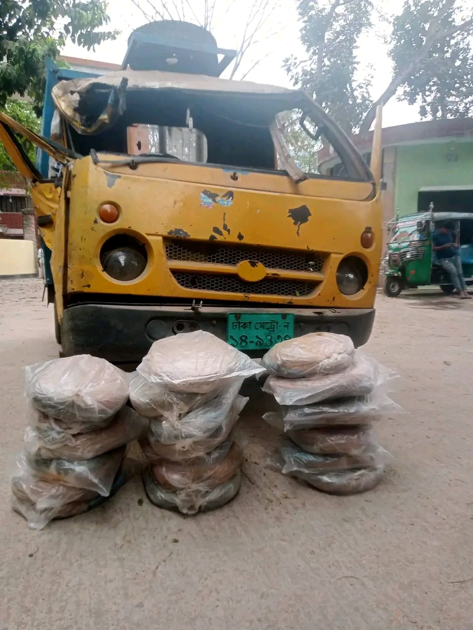 বাঞ্ছারামপুরে পুলিশের অভিযান: মাদকবোঝাই ট্রাক আটক, চালক পলাতক