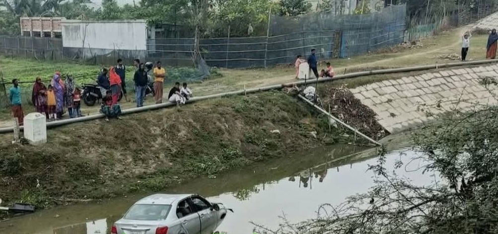 নড়াইলে নিয়ন্ত্রণ হারিয়ে রেলব্রিজের নিচে প্রাইভেটকার, অল্পের জন্য রক্ষা