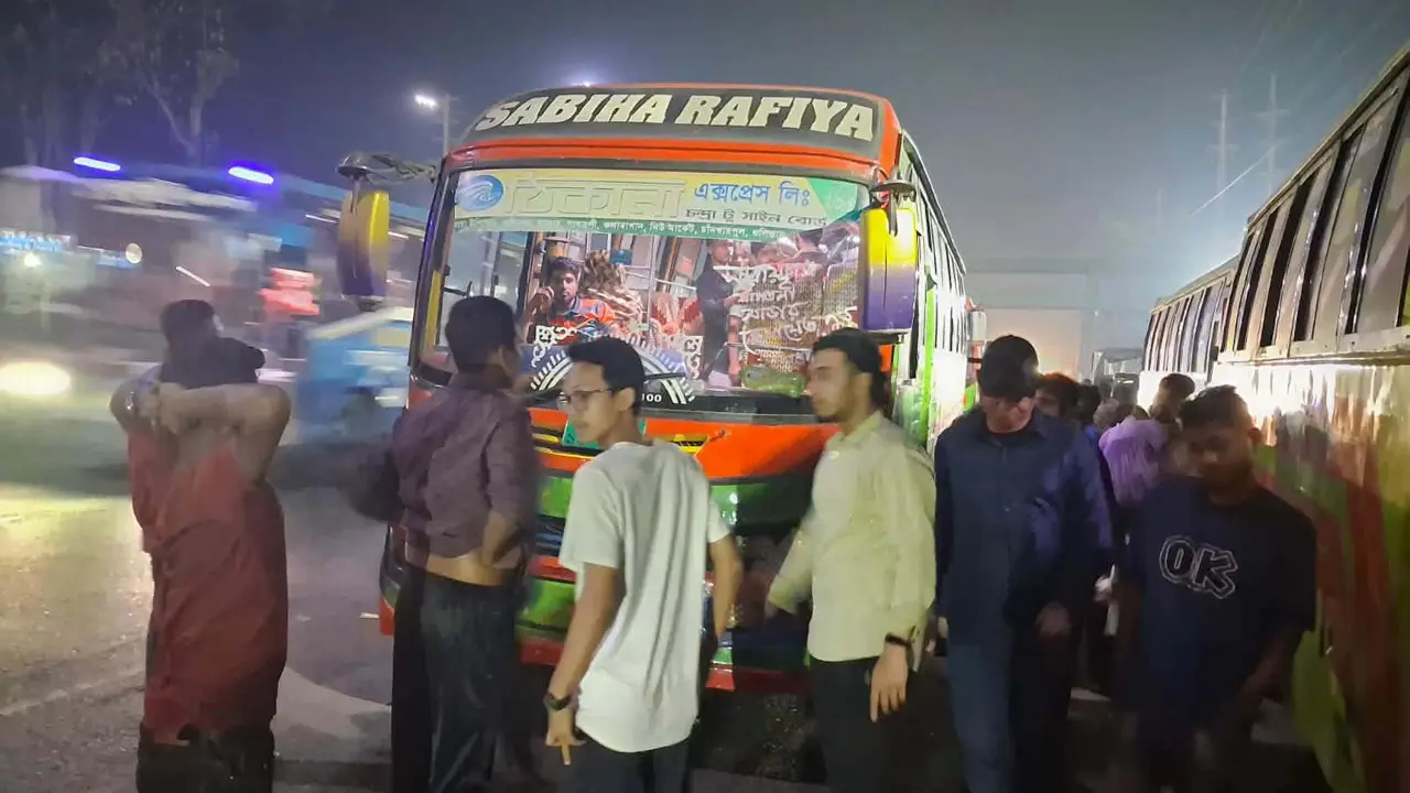 জাবি শিক্ষার্থীকে চলন্ত বাস থেকে ধাক্কা দিয়ে ফেলার অভিযোগ