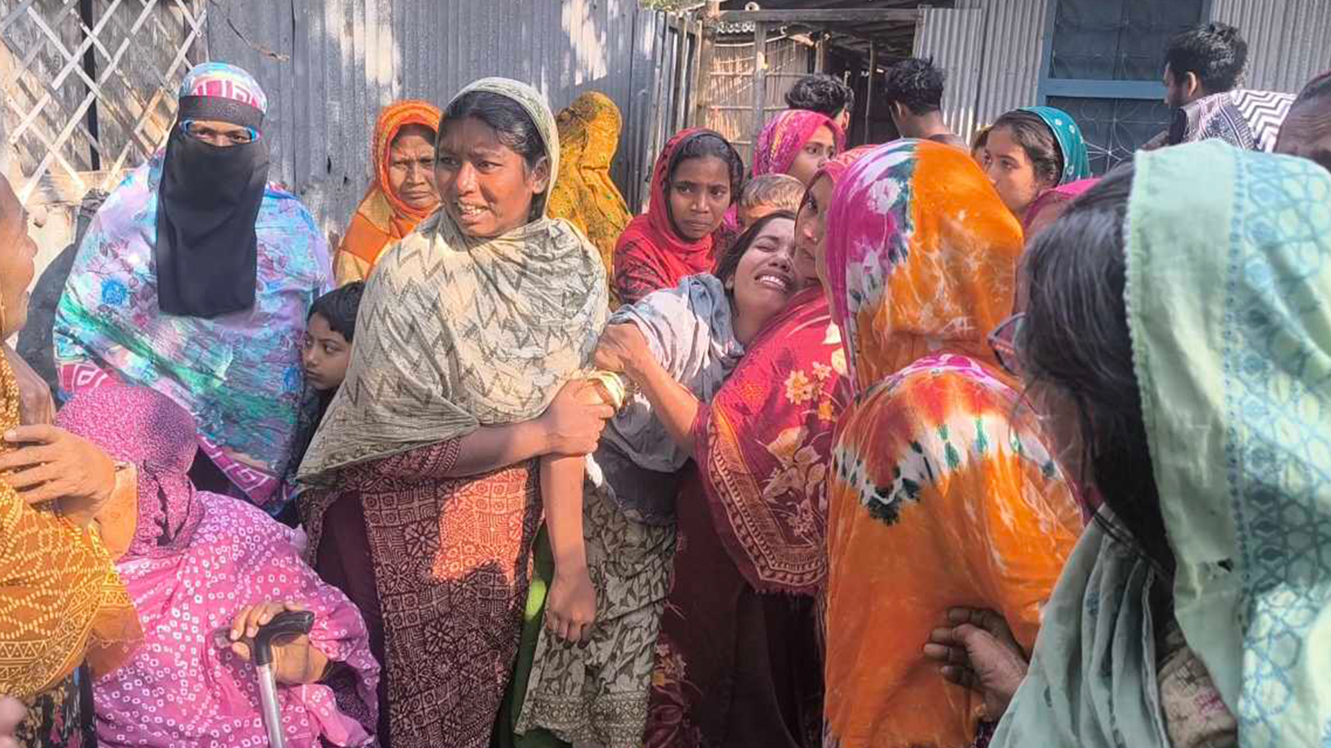 ঈশ্বরদীতে দাদি-নাতনি হত্যা: বাড়ির উঠানে দাদি ও সরিষাক্ষেতে নাতনির বিবস্ত্র মরদেহ উদ্ধার