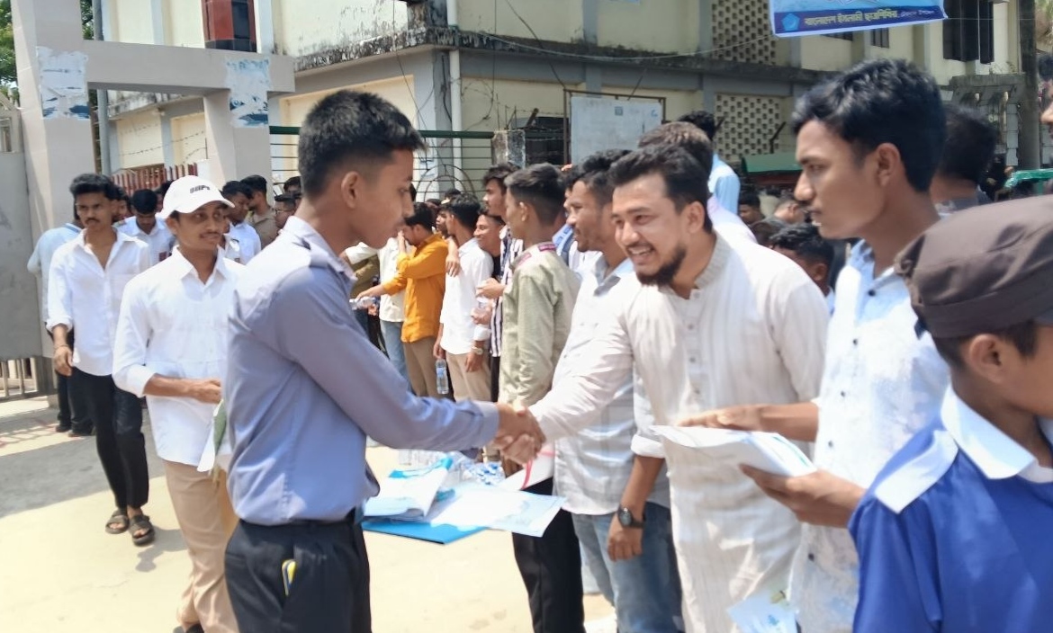 ছাত্রশিবির টেকনাফ উপজেলা শাখার পক্ষ থেকে এসএসসি ও দাখিল পরীক্ষার কেন্দ্রে রুটিন বিতরণ