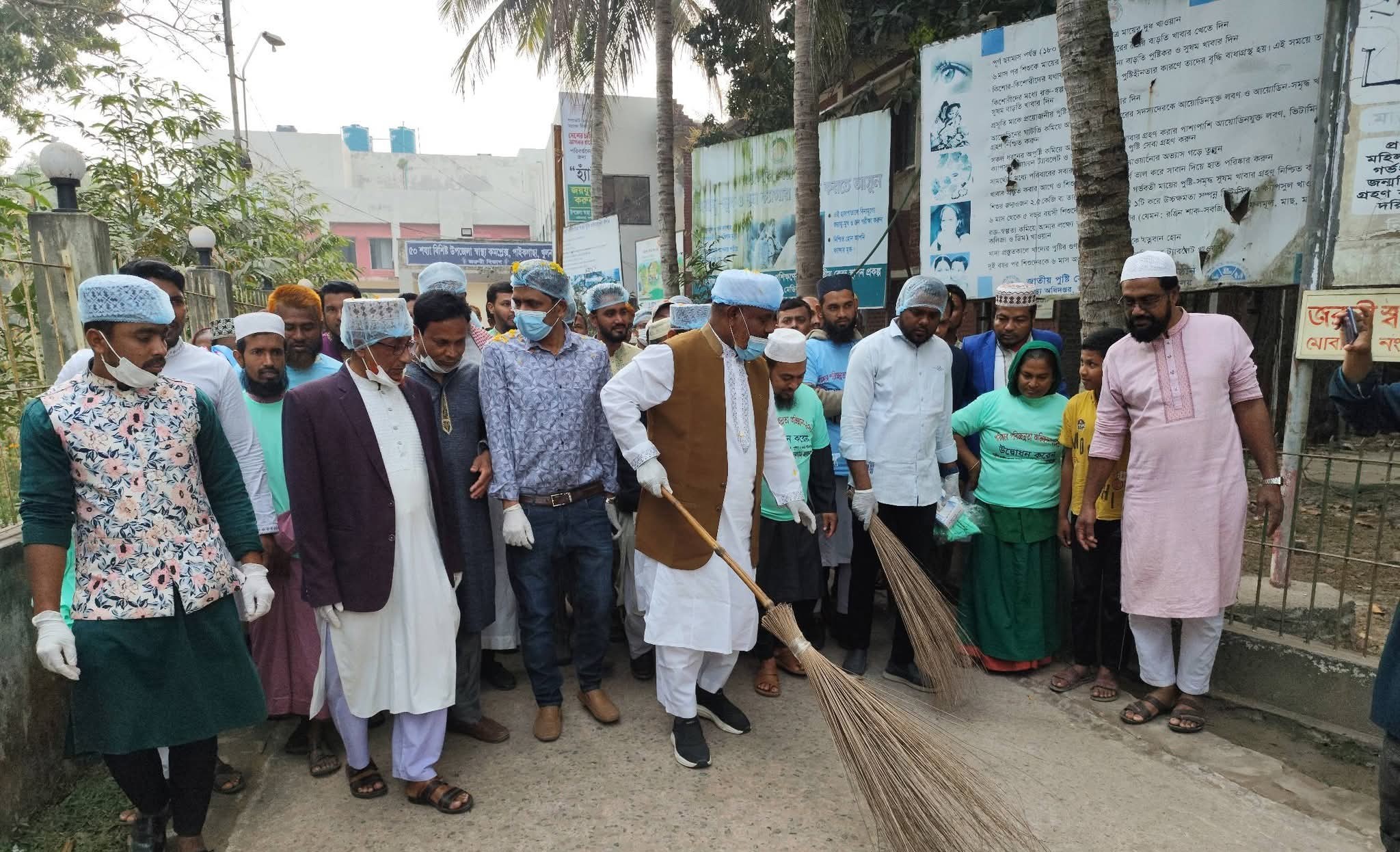 নবনির্বাচিত এমপি মাও আজাদ নেতাকর্মীদের নিয়ে পাইকগাছা হাসপাতালে পরিচ্ছন্নতা অভিযান উদ্বোধন করলেন