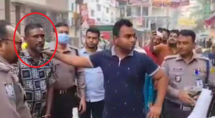 মোহাম্মদপুরে চাঁদাবাজ ফারুককে গ্রেপ্তার, পুলিশ মাইকিংয়ের মাধ্যমে জানিয়েছে হাতকড়া পরানো হয়েছে