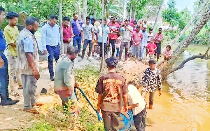 কোটালীপাড়ায় পুকুরের পানির নিচে মিলল তেলের ব্যারেল:তেল উদ্ধার ও জরিমানা