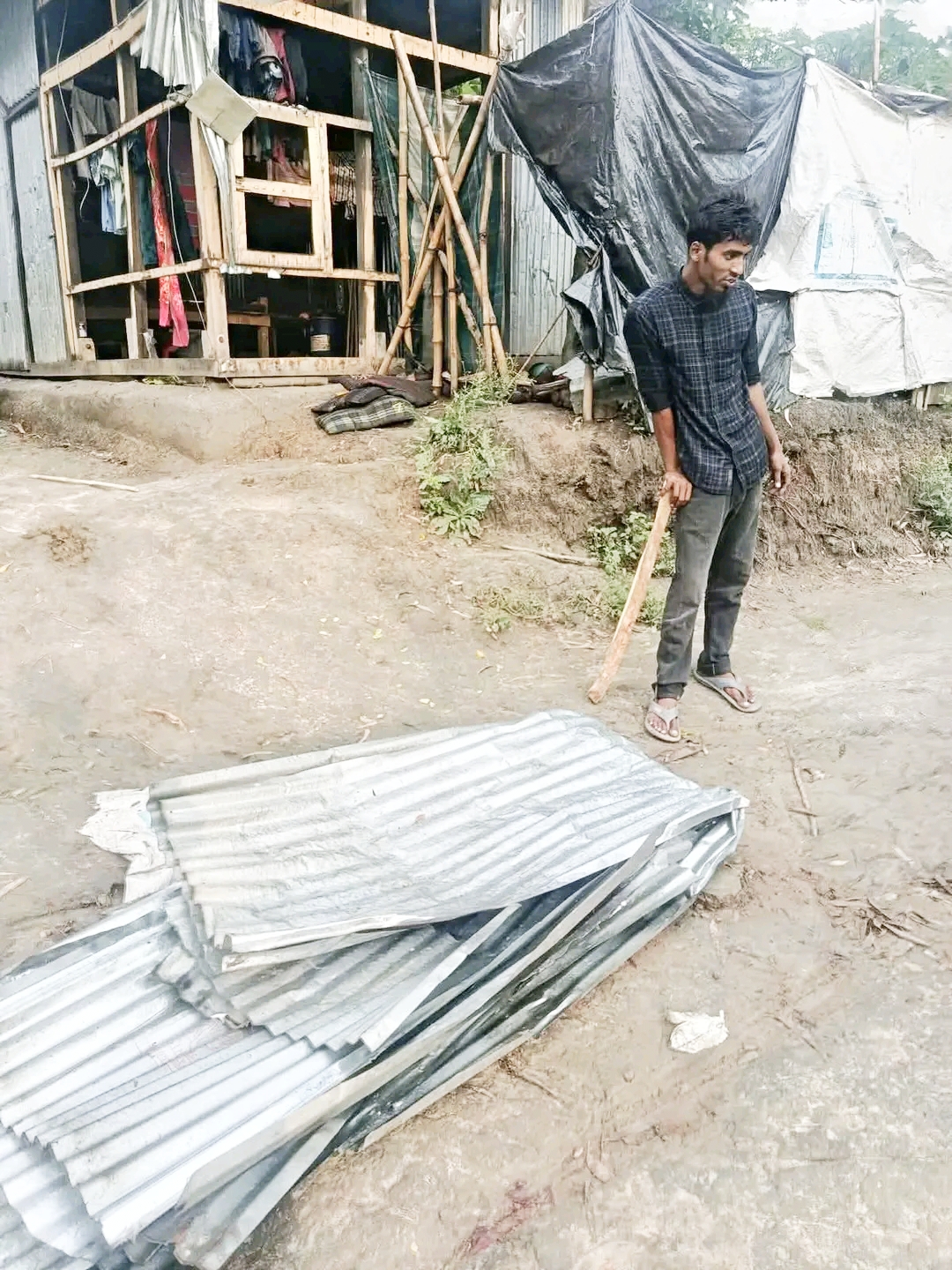 নেশার টাকার জন্য যুবক বিক্রি করলেন বসতঘরের বেড়া!