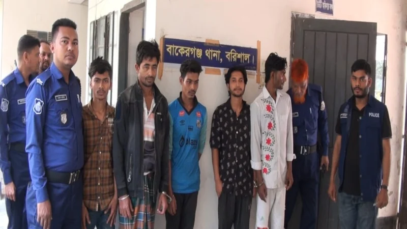 বাকেরগঞ্জে আইনশৃঙ্খলা বাহিনীর অভিযান: ৭ মাদক কারবারিসহ ১০ জন গ্রেফতার