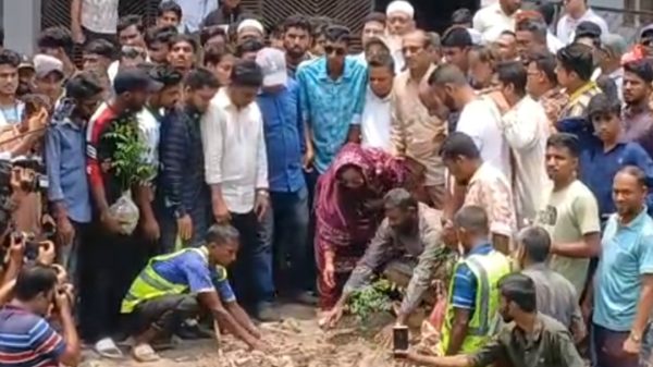 বরিশালে বিসিসির প্রশাসক খাল পরিষ্কার ও বৃক্ষরোপণ প্রকল্পের উদ্বোধন করলেন