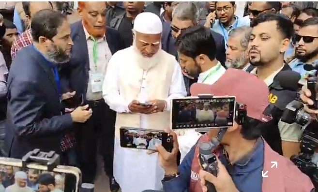 ভোট দিতে এলেন জামায়াতের আমির, কেন্দ্রে সরাসরি উপস্থিতি