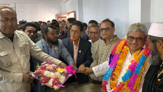 মানুষের ভালোবাসায় সিক্ত হলেন শফিকুল হক মিলন