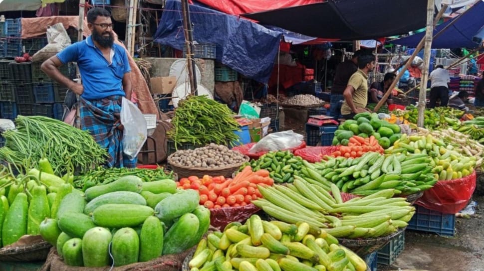বাজারে লেবু, শসা, গাজর, কলা ও কাঁচামরিচের দাম বাড়ছে, বেগুন কেনার সাধ্য নেই, একমাত্র সস্তা সবজি আলু।