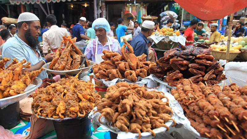 নাসিরনগরে দোকানে দোকানে রমজানের বিশেষ ইফতারের বৈচিত্র্যময় আয়োজন