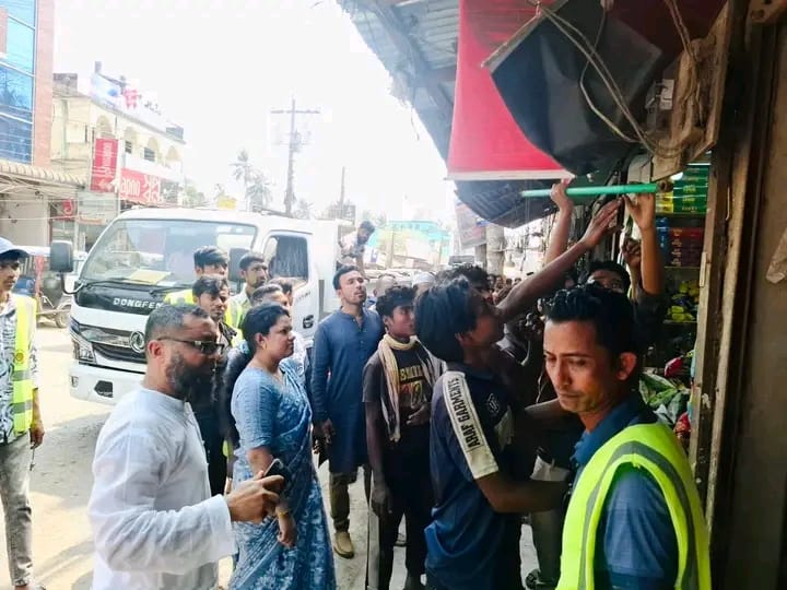 রায়পুরে ফুটপাত দখল করায় মোবাইল কোট পরিচালনা।