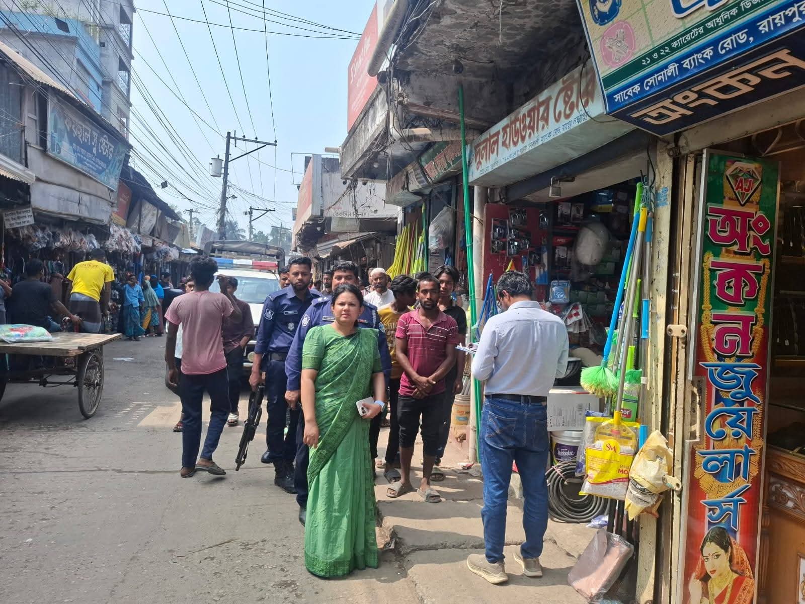 রায়পুরে ফুটপাত মুক্ত রাখতে দোকানের বাইরে অভিযান শুরু