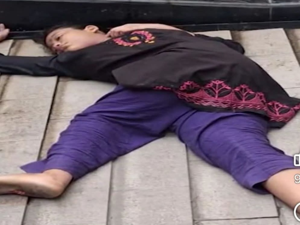 বনানীতে গৃহকর্মীকে নির্যাতন করে ৭ তলা থেকে ফেলে দেওয়ার অভিযোগে  বিচার দাবি জনতার