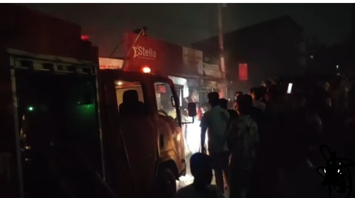 নারায়ণগঞ্জে ভয়াবহ অগ্নিকাণ্ড — মুহূর্তেই ছাই ৫ দোকান