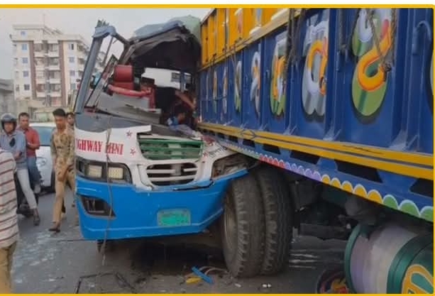 গাজীপুর ট্রাক ও মিনিবাস সংঘর্ষে ২ জন নিহত