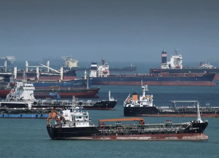 ইরানের অনুমতিতে ২৪ ঘণ্টার মধ্যে হরমুজ প্রণালী পার হলো ১৫টি জাহাজ; টোল আরোপের পরিকল্পনা তেহরানের