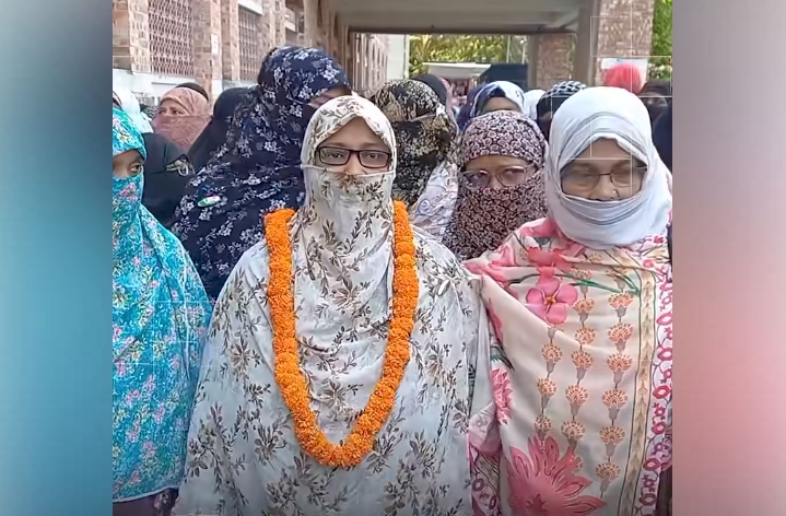 ভোলার জামায়াত নেত্রী সাওদা সুমি মুক্তা কারামুক্ত: নেতাকর্মীদের ফুলেল শুভেচ্ছা