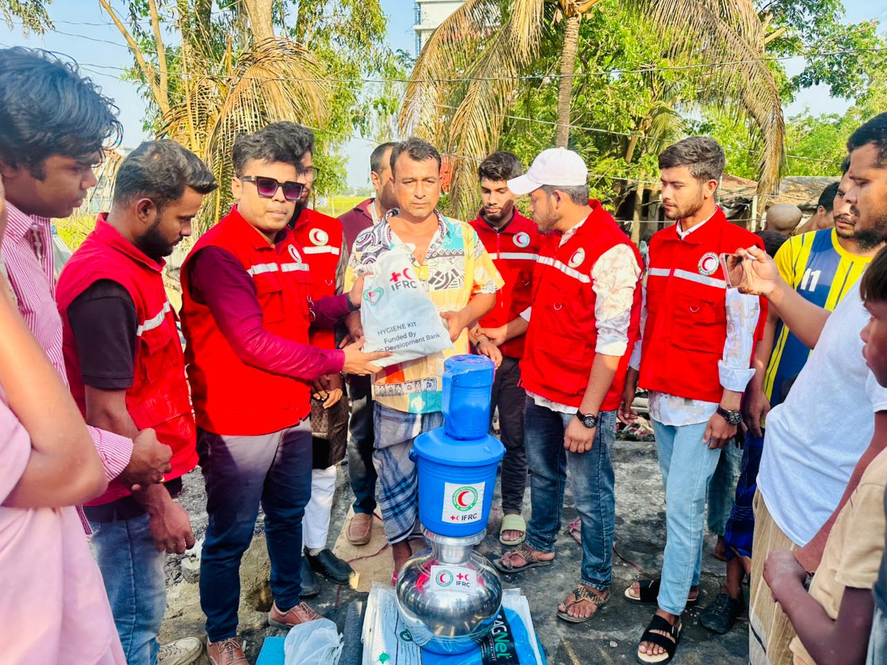 চকরিয়ায় অগ্নিকাণ্ডে ক্ষতিগ্রস্তদের পাশে রেডক্রিসেন্ট