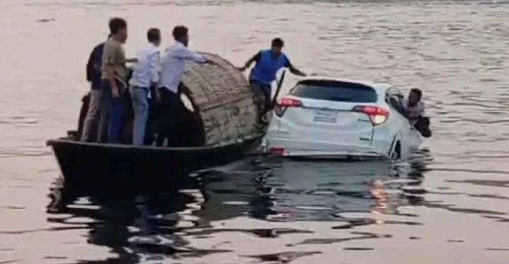 নবীগঞ্জ ফেরিঘাট থেকে ড্রাইভার সহ প্রাইভেট কার নদীতে।