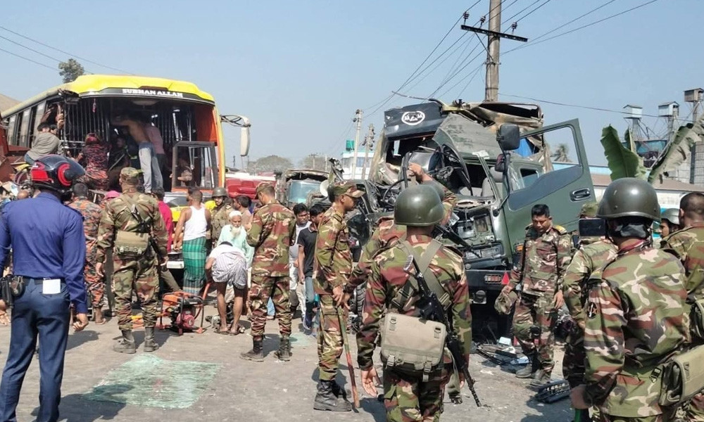 সেনাবাহিনীর গাড়ি ও বাসের মুখোমুখি সংঘর্ষ,নিহত 2