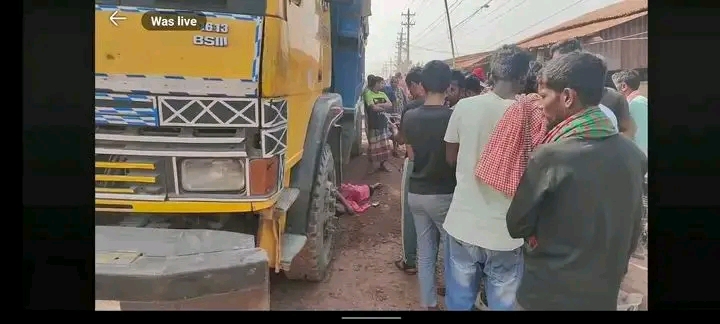 বন্দরে ভাঙা রাস্তার বলি নারী: স্বামীর মোটরসাইকেল থেকে পড়ে ট্রাকচাপায় করুণ মৃত্যু