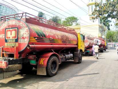 খুলনায় জ্বালানি তেল উত্তোলন বন্ধ; ১৫ জেলায় সরবরাহ সংকটের শঙ্কা