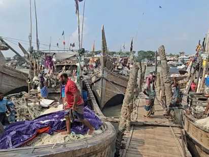 মহিপুরে ডিজেল সংকট; সমুদ্রে যেতে পারছে না শত শত ট্রলার, লোকসানের মুখে জেলেরা