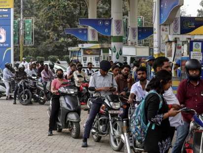বৈশ্বিক জ্বালানি সংকট: রক্ষাকবচ হিসেবে বিভিন্ন দেশের জরুরি পদক্ষেপ