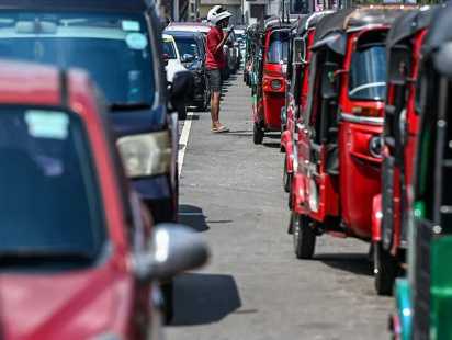 শ্রীলঙ্কায় ৪ দিনের কর্মদিবস ঘোষণা; জ্বালানি সংকটে থমকে যাচ্ছে স্বাভাবিক জীবন
