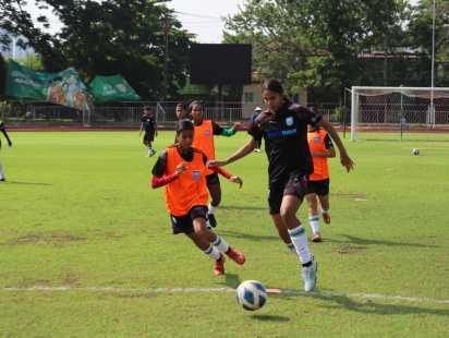 কাল ভারতের মুখোমুখি হচ্ছে বাংলাদেশ অনূর্ধ্ব-২০ নারী দল; প্রস্তুতিতে ঘাম ঝরাচ্ছেন মেয়েরা