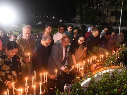 ঢাকা বিশ্ববিদ্যালয়ে শ্রদ্ধা ও ব্ল্যাকআউটে গণহত্যা দিবস পালিত; বৈষম্যহীন বাংলাদেশের প্রত্যাশা উপাচার্যের