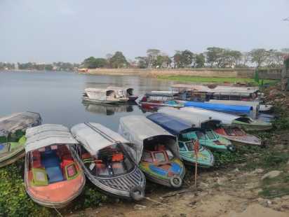 জ্বালানি সংকটে কাপ্তাই লেকে স্পিডবোট চলাচল বন্ধ; রাঙামাটিতে যাত্রী ভোগান্তি চরমে