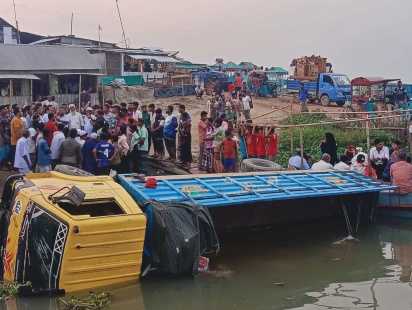 বাজিতপুরে ফেরিতে ওঠার সময় ট্রাক নদীতে, পিষ্ট হয়ে এক ব্যক্তি নিহত