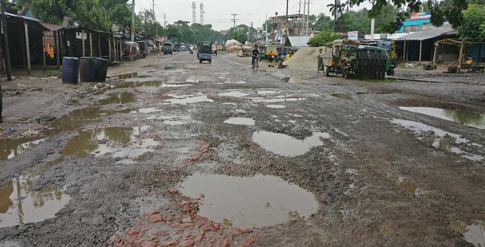 মৃত্যুর ফাঁদে ঝিনাইদহ-কুষ্টিয়া মহাসড়ক: ইবি শিক্ষার্থীদের মরণযাত্রা ও নতুন সরকারের প্রতি এক গুচ্ছ দাবি