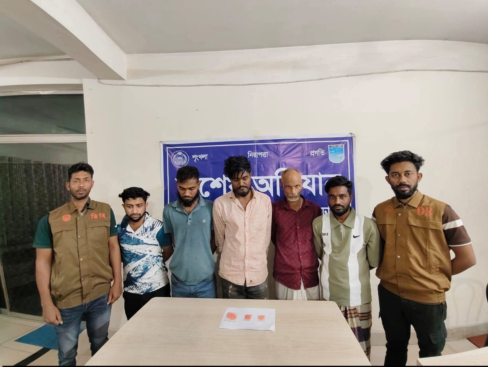 সাভার-আশুলিয়া-ধামরাইয়ে ডিবির পৃথক অভিযান: ১৭১ পিস ইয়াবাসহ ৫ মাদক কারবারি গ্রেপ্তার