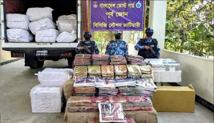 চট্টগ্রামের সীতাকুণ্ডে কোস্ট গার্ডের অভিযানে শুল্ক কর ফাঁকি দিয়ে আনা ৯ কোটি টাকার ভারতীয় বস্ত্র ও বিদেশি সিগারেট জব্দ