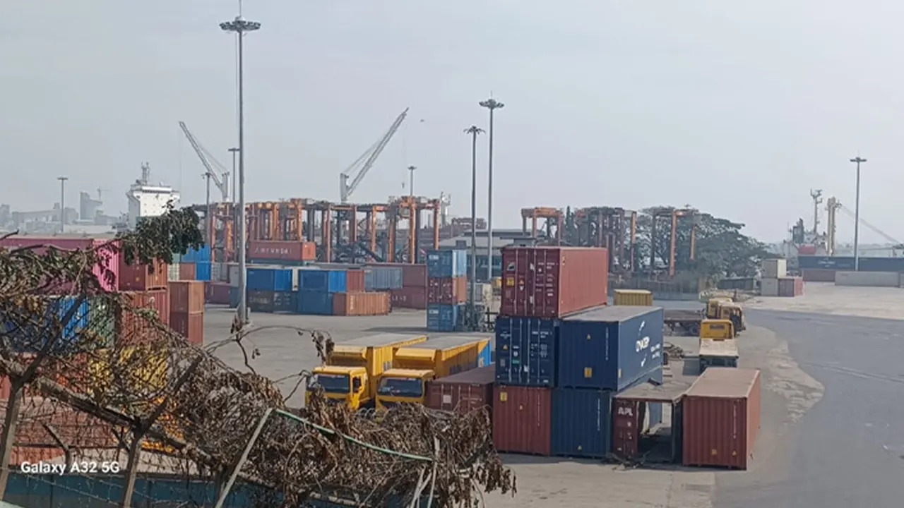 এনসিটি ইস্যুতে কর্মবিরতিতে স্থবির চট্টগ্রাম বন্দর, কনটেইনার ওঠানামা বন্ধ