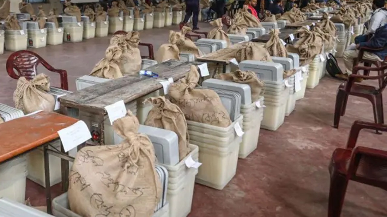 ত্রয়োদশ জাতীয় সংসদ নির্বাচন: ধাপে ধাপে জেলায় জেলায় ব্যালট পেপার পাঠাচ্ছে ইসি