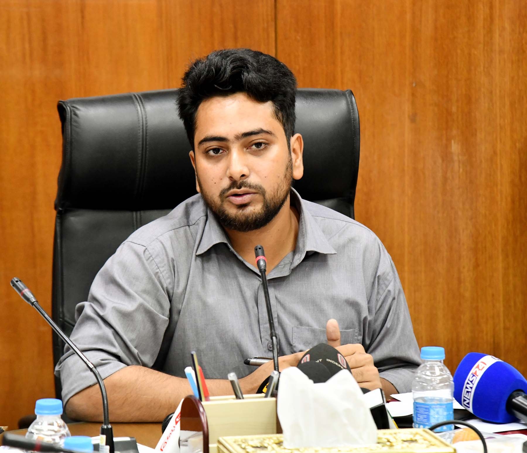 পরামর্শক ও শিক্ষক হিসেবে নাহিদ ইসলামের আয় বছরে ১৬ লাখ টাকা!