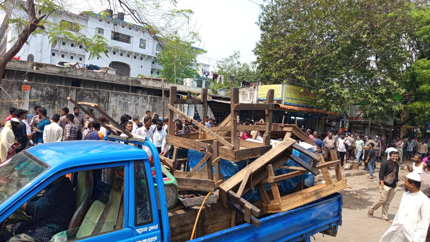 রাজধানীর ফুটপাত দখলমুক্ত করতে ডিএমপির দ্বিতীয় দিনের অভিযান; উচ্ছেদ করা হলো অবৈধ দোকানপাট