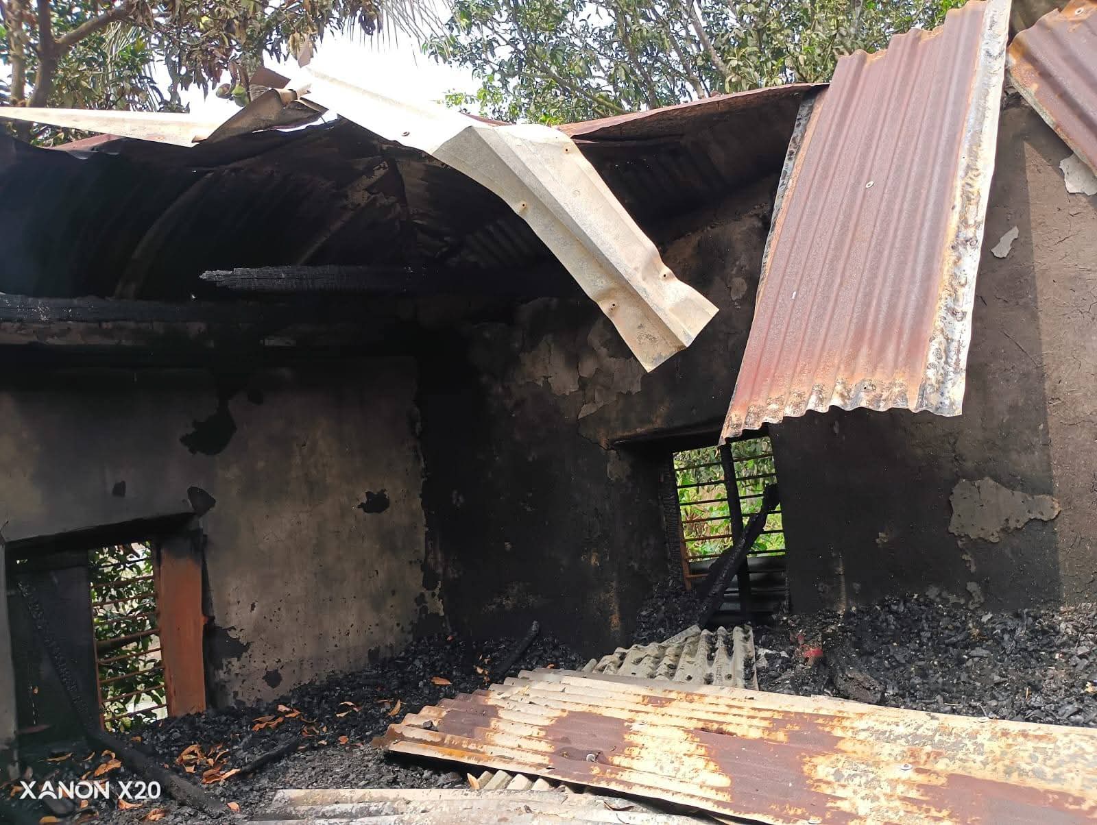 সিংড়ায় অগ্নিকাণ্ডে দুই ভাইয়ের বসতবাড়ি পুড়ে ছাই, ক্ষতি প্রায় ৮ লাখ টাকা