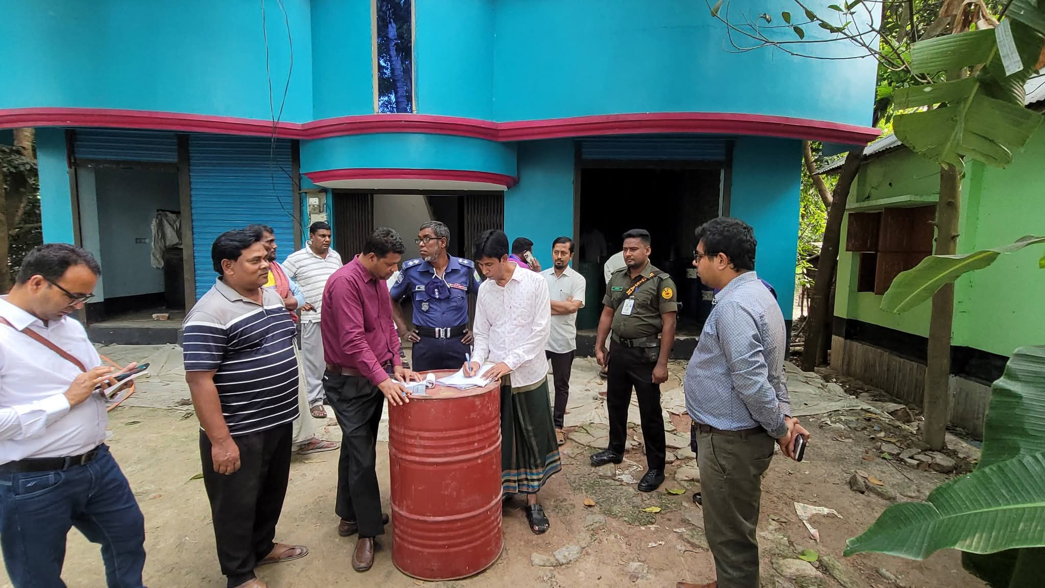 সিংড়ায় অবৈধ জ্বালানি তেল মজুদ, ৫৮ ব্যারেল উদ্ধার; জরিমানা ১ লাখ