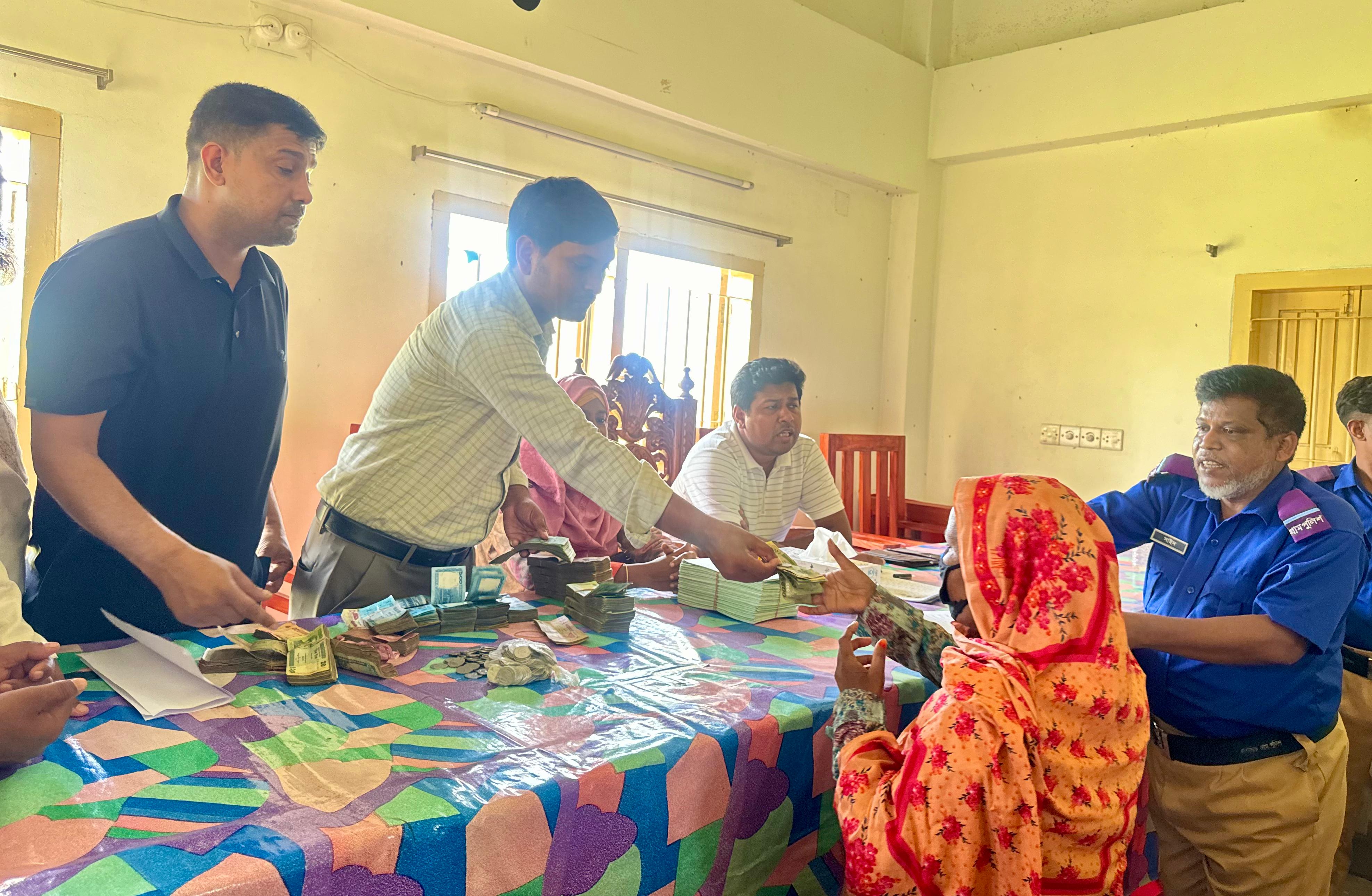 সিংড়ায় ২৪৭ নারীর চালের টাকা দ্বিগুণ ফেরত