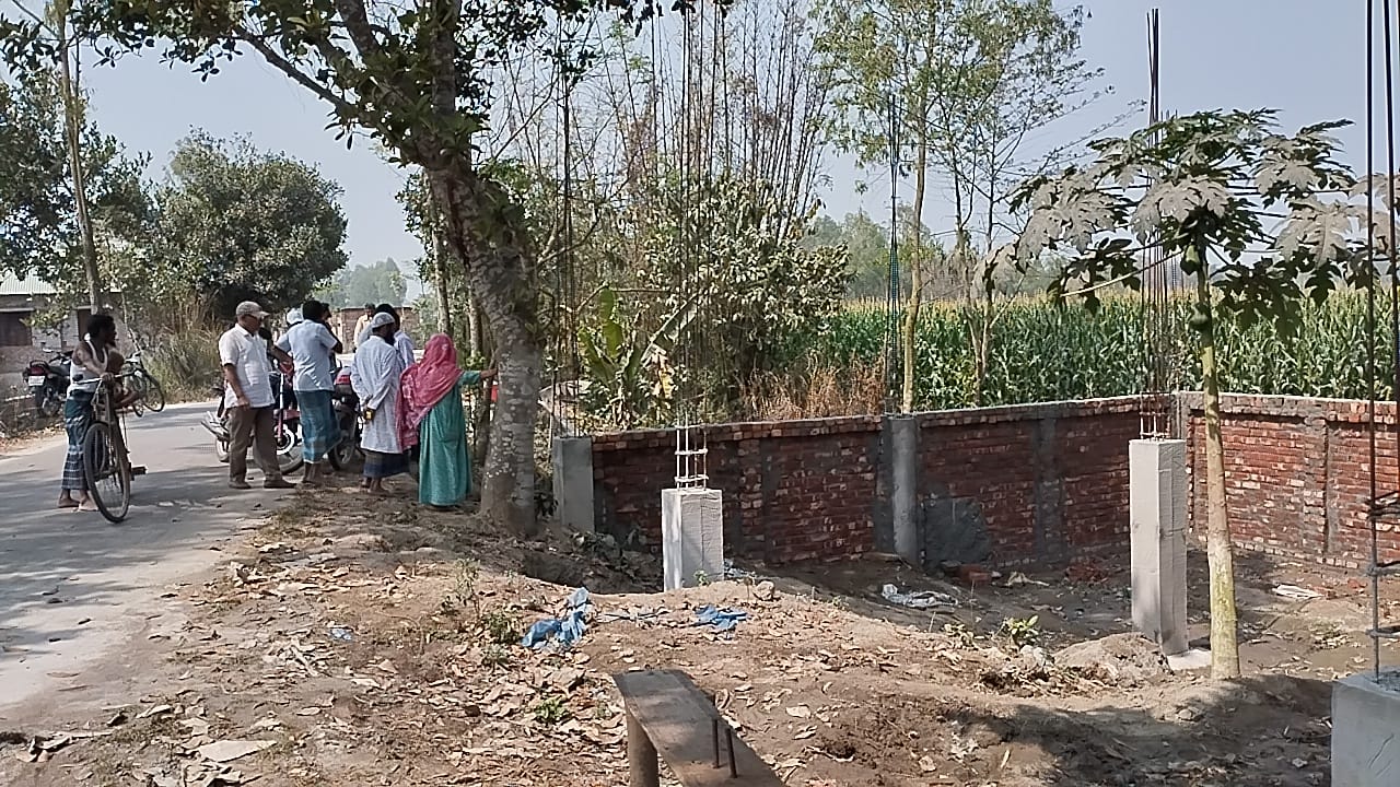 পীরগঞ্জে সরকারি রেকর্ডভুক্ত রাস্তা দখল করে বাড়ি নির্মাণের অভিযোগ