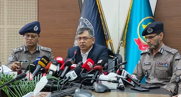 চাঁদাবাজ ও অস্ত্রধারীদের বিরুদ্ধে বিশেষ অভিযান: স্বরাষ্ট্রমন্ত্রীর ঘোষণা