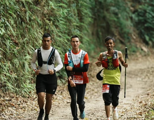 হিমালয়ের চূড়ায় বাংলাদেশের গৌরব: ১৬০ কিমি দৌড়ে ইতিহাস সৃষ্টি করলেন তিন সাহসী দৌড়বিদ