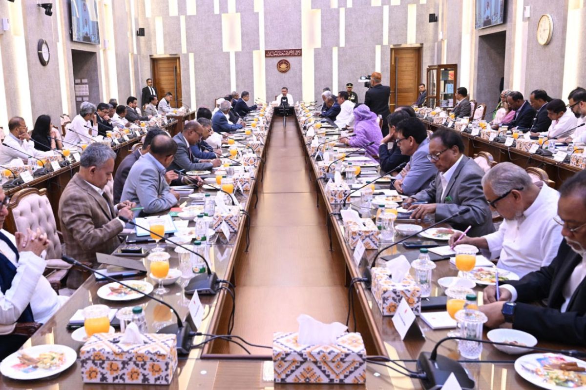 শপথের ২৪ ঘণ্টায় প্রথম মন্ত্রিসভা বৈঠক; দ্রব্যমূল্য ও আইন-শৃঙ্খলা রক্ষায় প্রধানমন্ত্রীর 'জিরো টলারেন্স' ঘোষণা