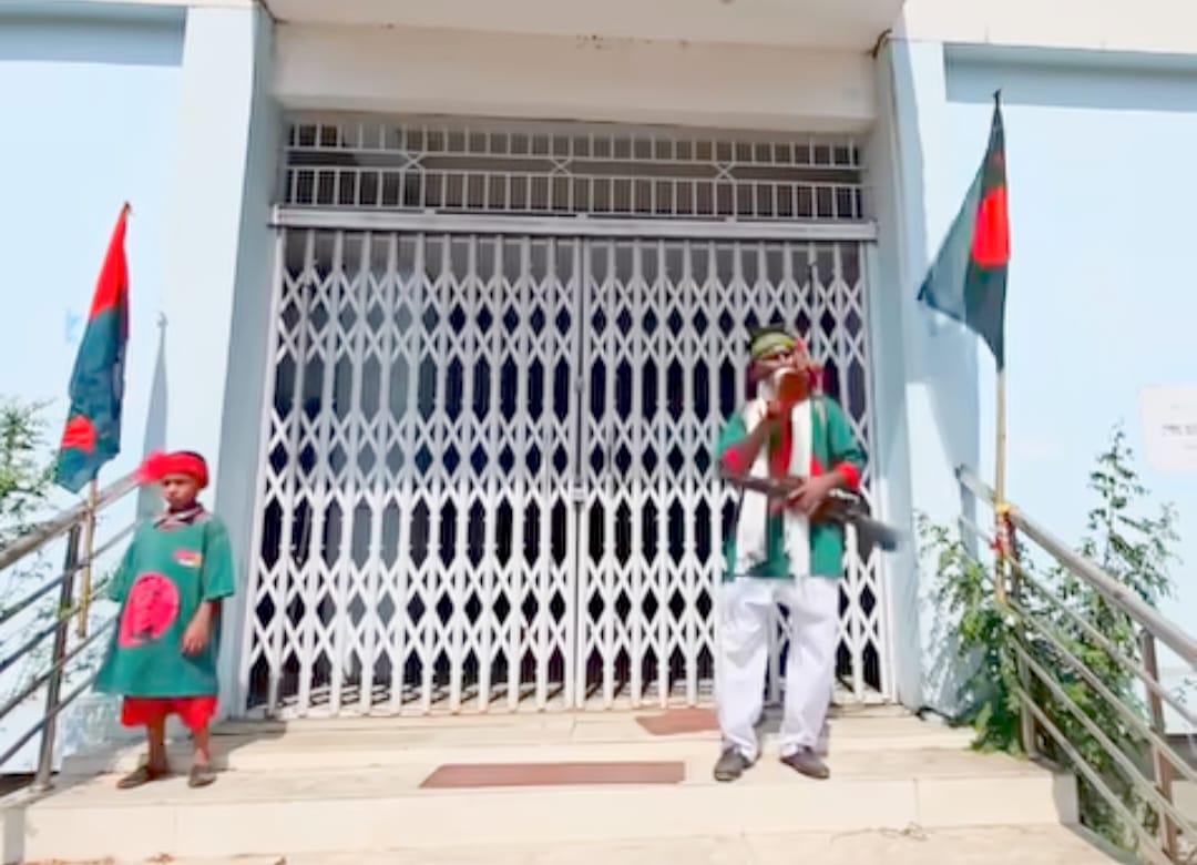 কোটালীপাড়ায় রাইফেল হাতে আ.লীগ অফিস খোলার দাবি: পলাতক নেতার কাছে চাবি চাইলেন ‘পাগলা ইলিয়াস’