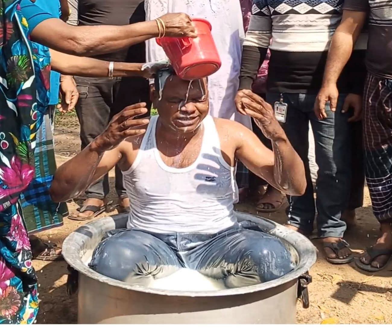 অনলাইনে জুয়ায় সর্বস্বান্ত হয়ে ৪০ কেজি দুধে গোসল: কোটালীপাড়ায় যুবকের তওবা